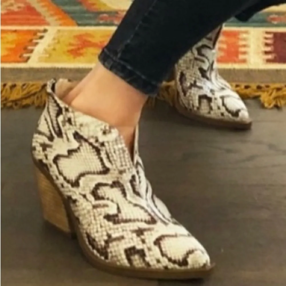 VINCE CAMUTO Short White Leather Boots Ginsel Size 6.5 Snake Print 1362-18